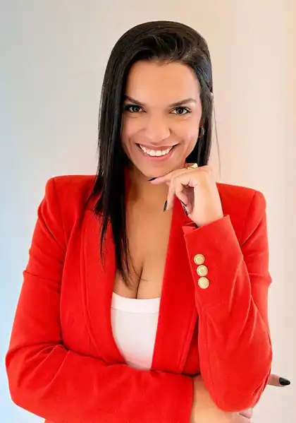 Dra. Brenda Turate sorrindo, rosto do projeto Calcula Pensão